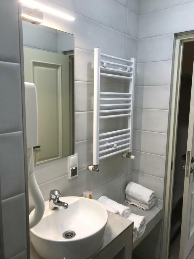 Stăuceni Moonlight Hotel מראה חיצוני תמונה