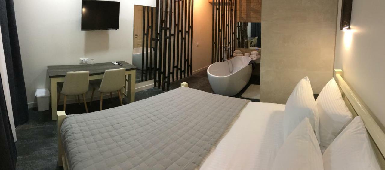 Stăuceni Moonlight Hotel מראה חיצוני תמונה