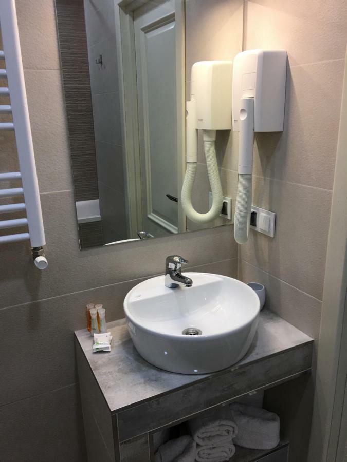 Stăuceni Moonlight Hotel מראה חיצוני תמונה
