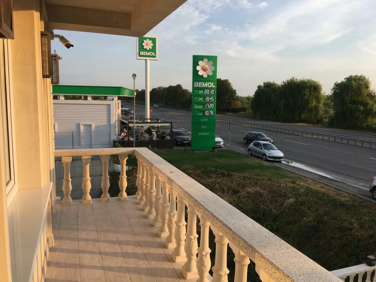 Stăuceni Moonlight Hotel מראה חיצוני תמונה